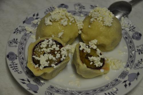 Jak uvařit švestkové knedlíky z tvarohového těsta? Snadné recept, připravený za 30 - 45 minut